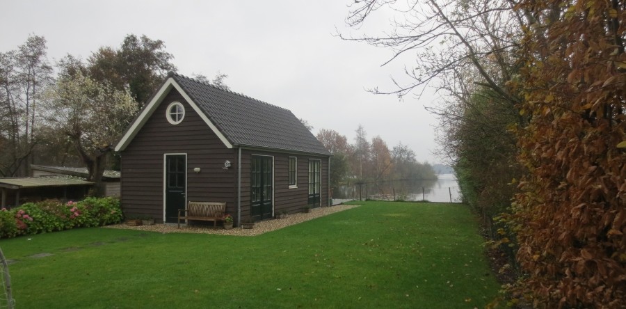 Bijgebouw aan de plas